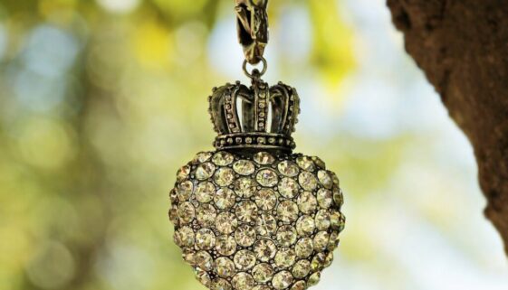 pendant, heart, crown-2867205.jpg