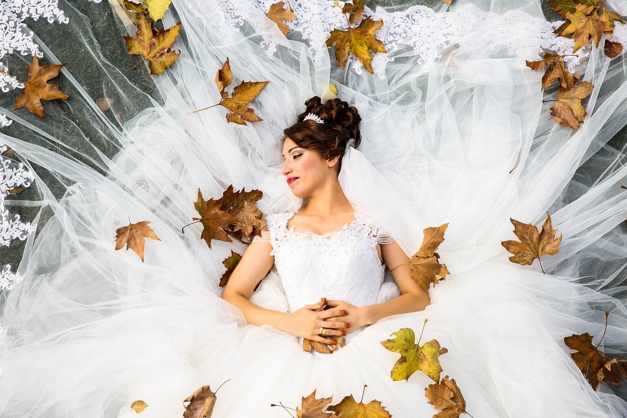 10 Bridal Pose Ideas for Photographers