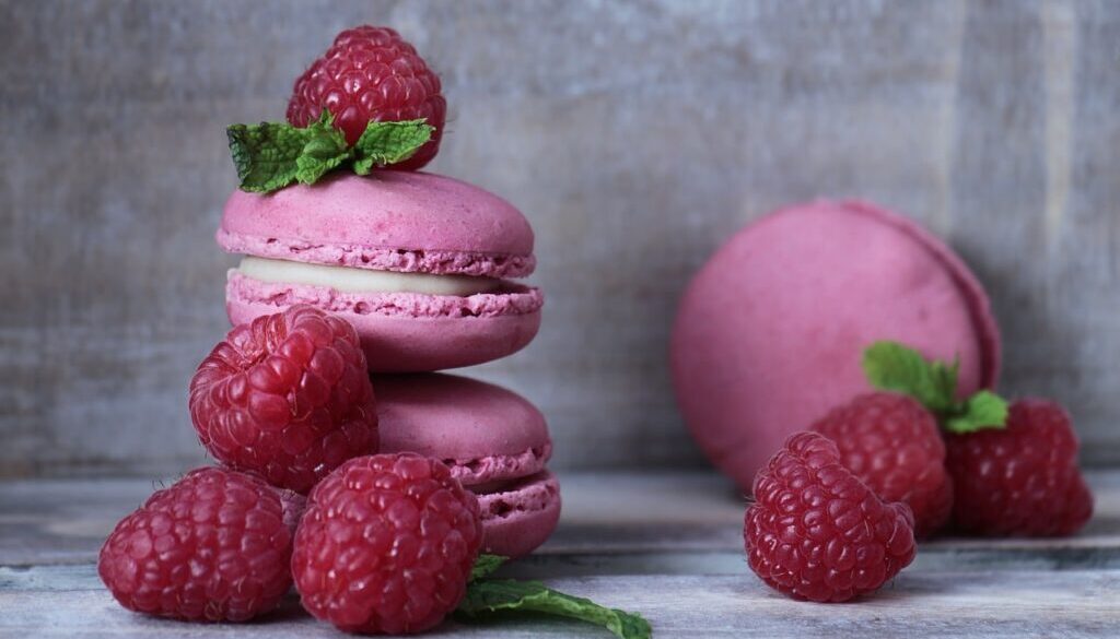 macarons, raspberries, pastries-2548827.jpg