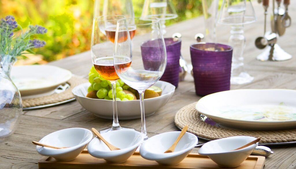 table, wine, invite-2439953.jpg