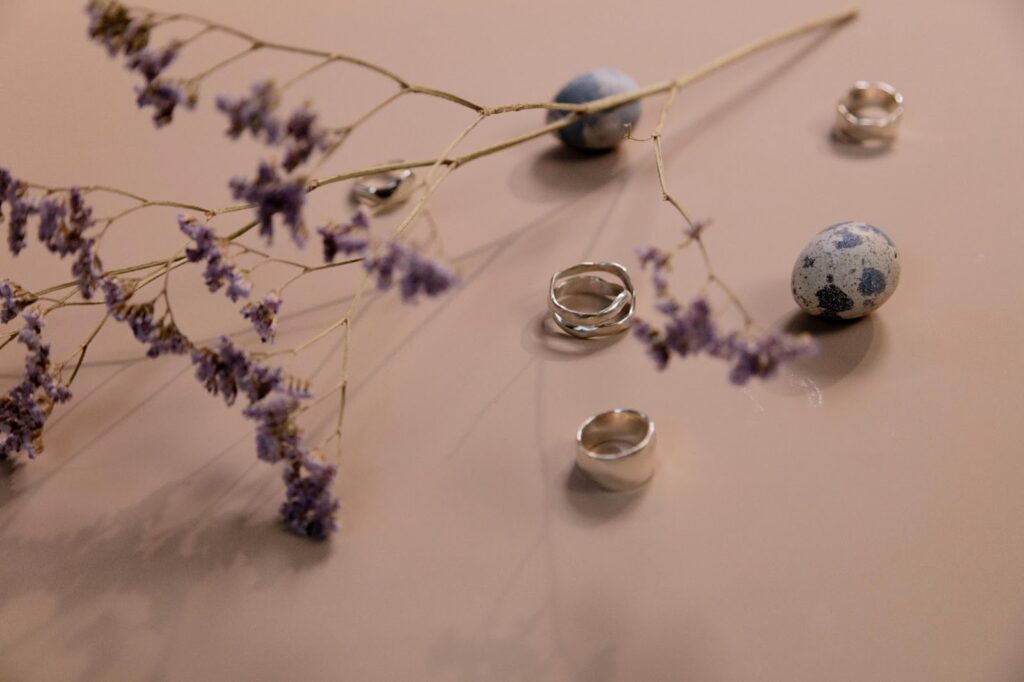 Incorporating luxurious jewelry to make your photo looks elegant